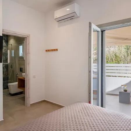 Villa Moonshine - A Stone's Throw From The Piso Livadi