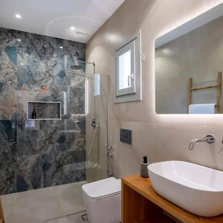 Villa Moonshine - A Stone's Throw From The Piso Livadi